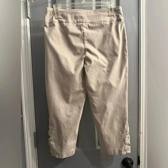 Jessica Riley pull on stretch capris with beautiful lace design on legs size Med - Picture 5 of 7